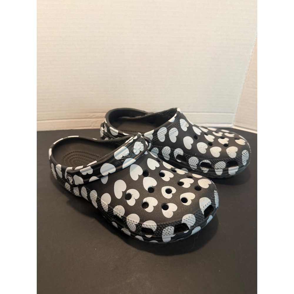 Crocs Classic Clogs Black White Heart Print Mens 6 Womens 8 Slip On Shoes